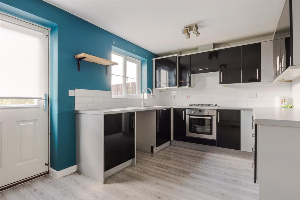 Property photo 3 of 12 Kitchen