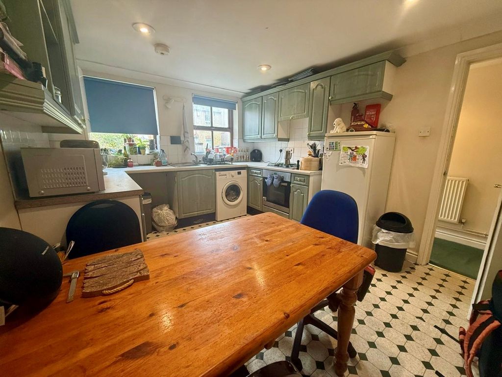Property photo 2 of 9 Kitchen