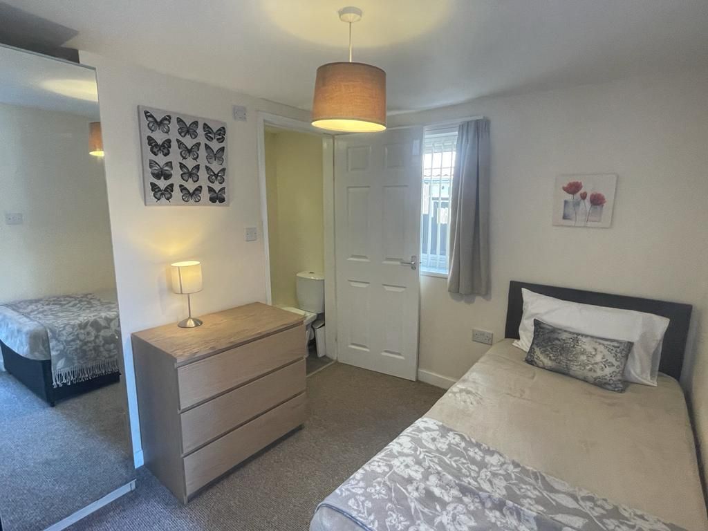 Property photo 2 of 5 Bedroom