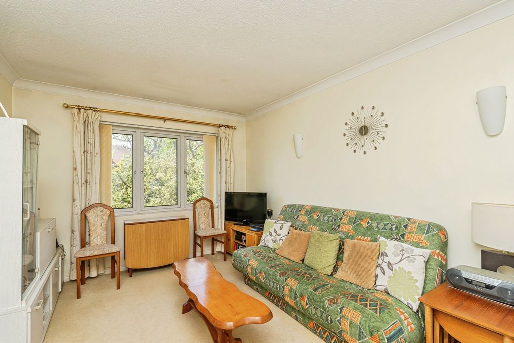 Property photo 2 of 15 Lounge