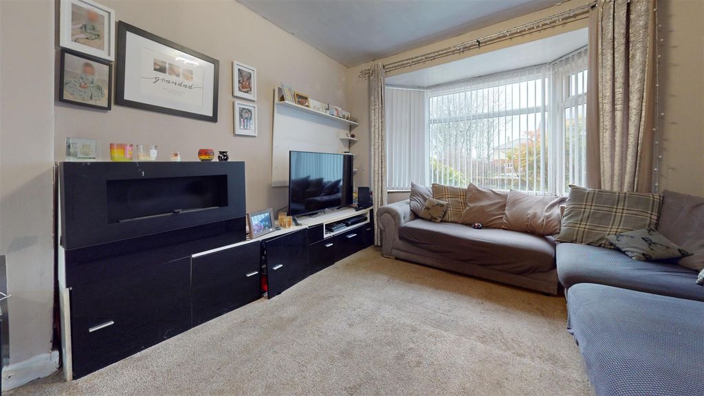 Property photo 2 of 32 Church Road Living Room