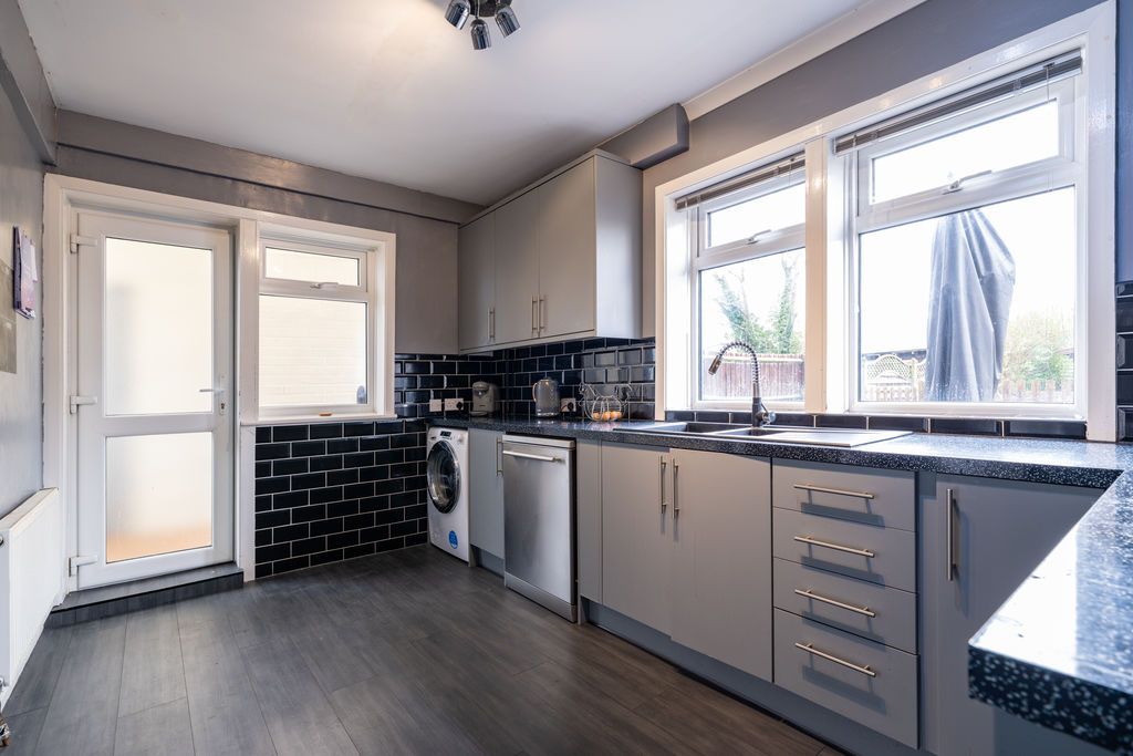 Property photo 3 of 16 Kitchen