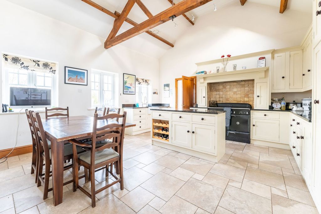 Property photo 2 of 27