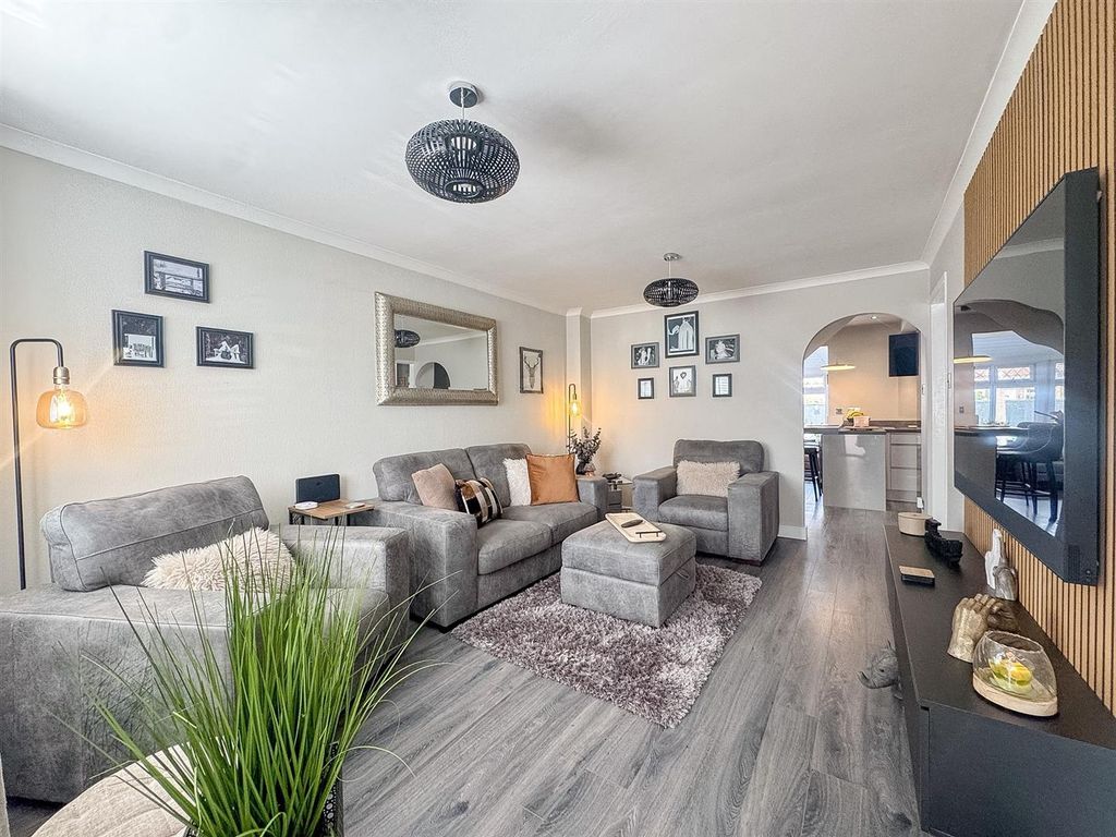 Property photo 2 of 23 Lounge