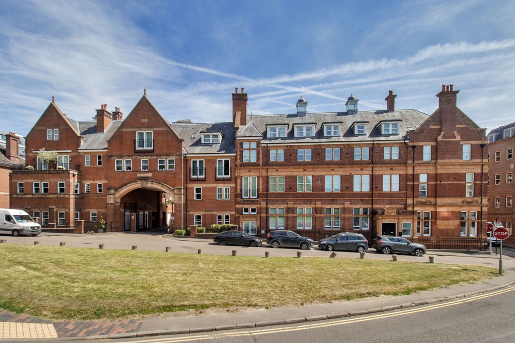 Property photo 1 of 15 2 Bed Unfurnished Flat