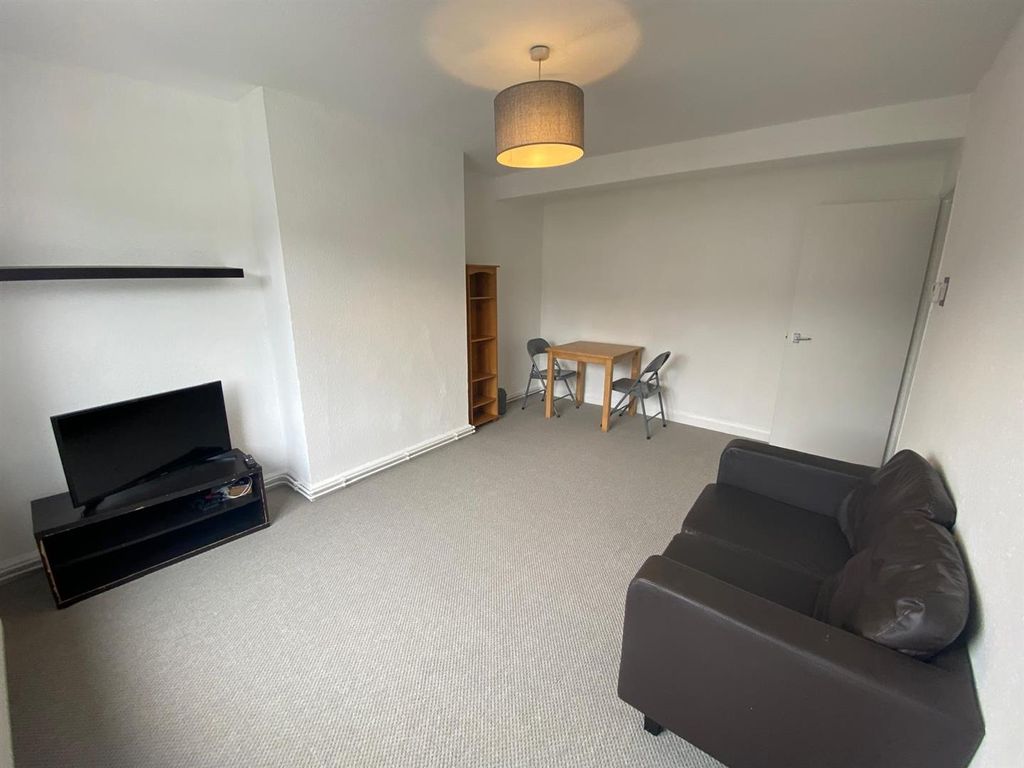 Property photo 3 of 11 Lounge