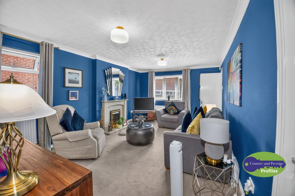 Property photo 2 of 34 19 Kestral Close 5.Jpg