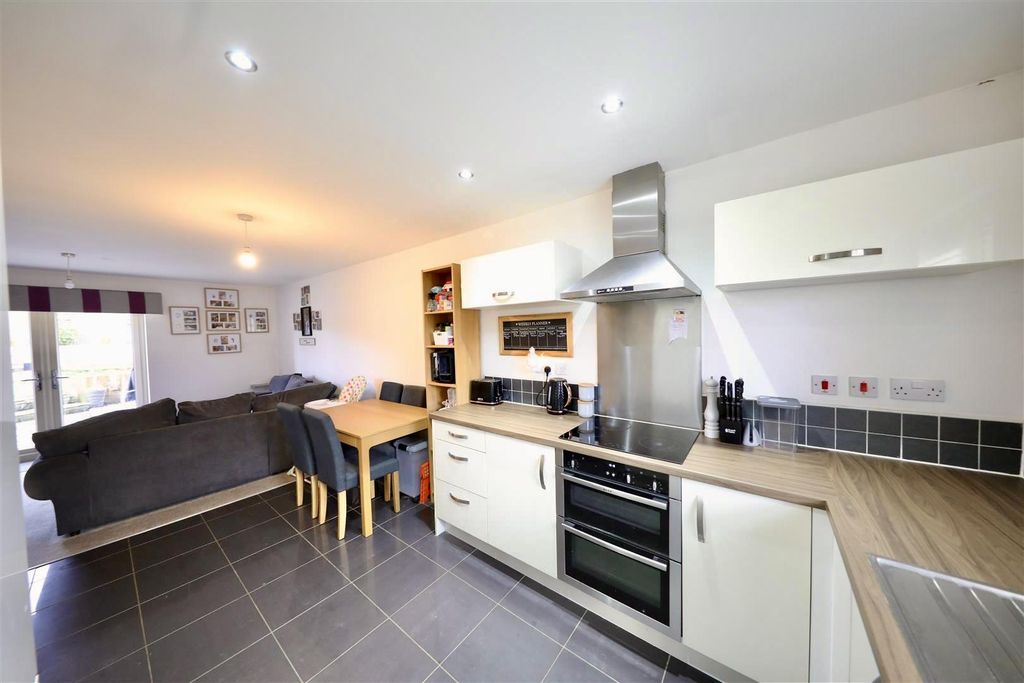 Property photo 3 of 21 Kitchen