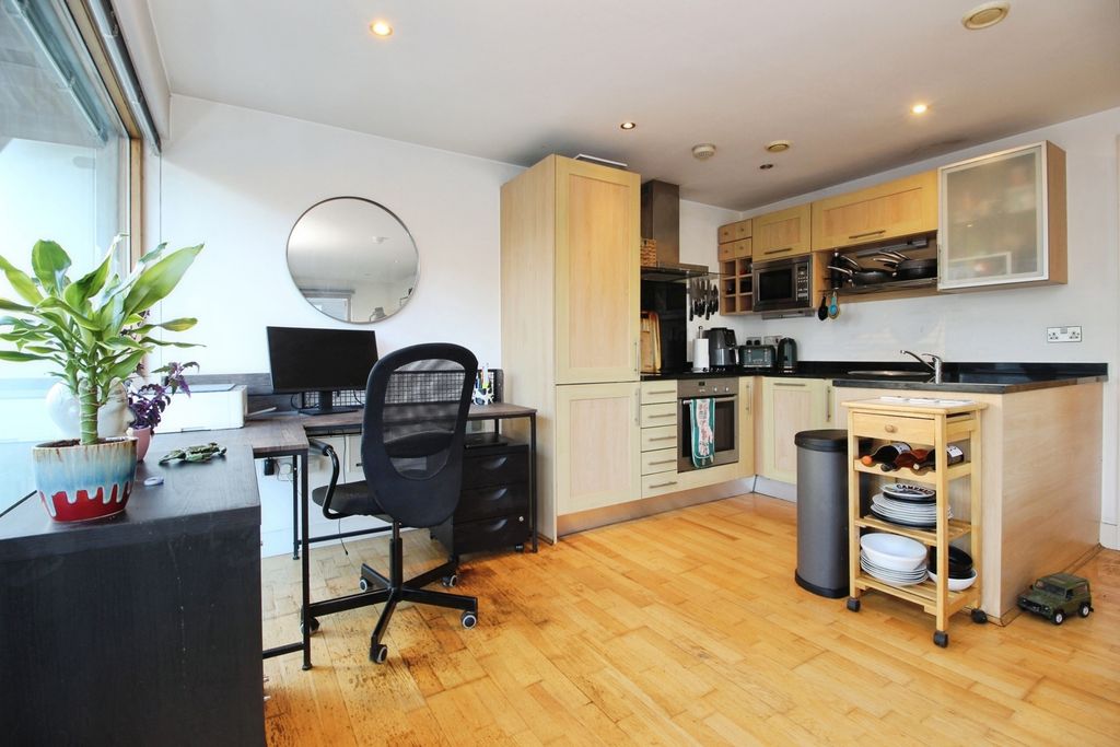 Property photo 3 of 18 Kitchen