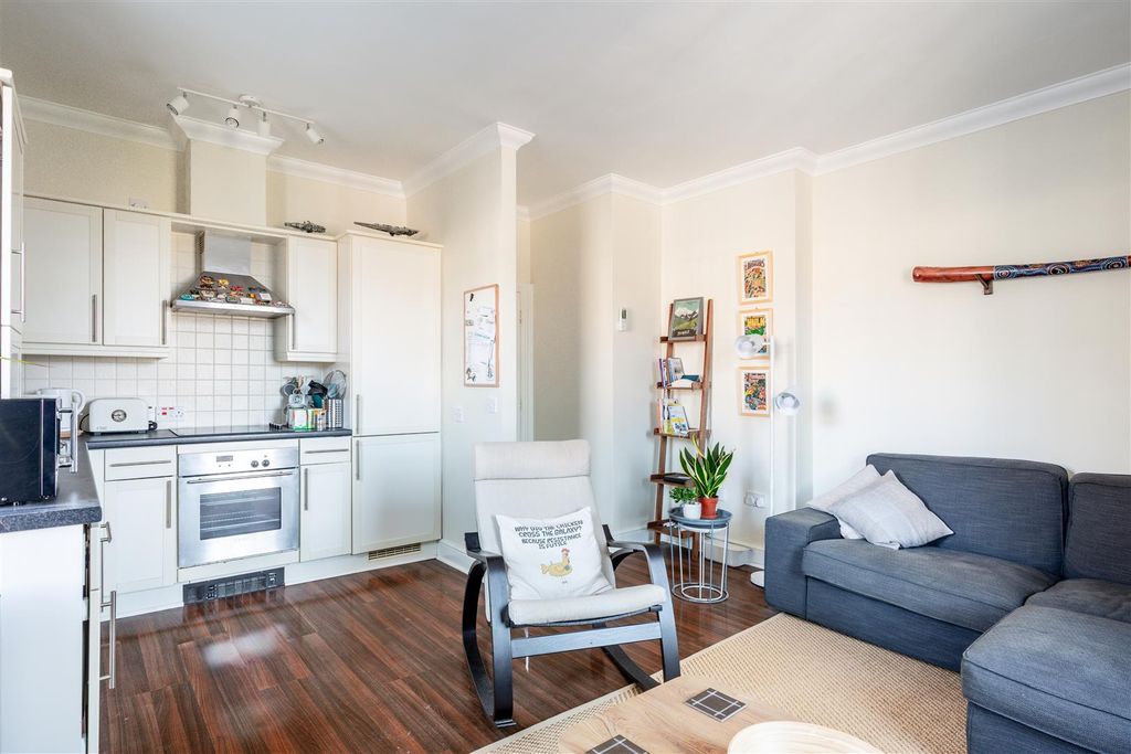 Property photo 3 of 10 19 Blenheim Mews-7.Jpg