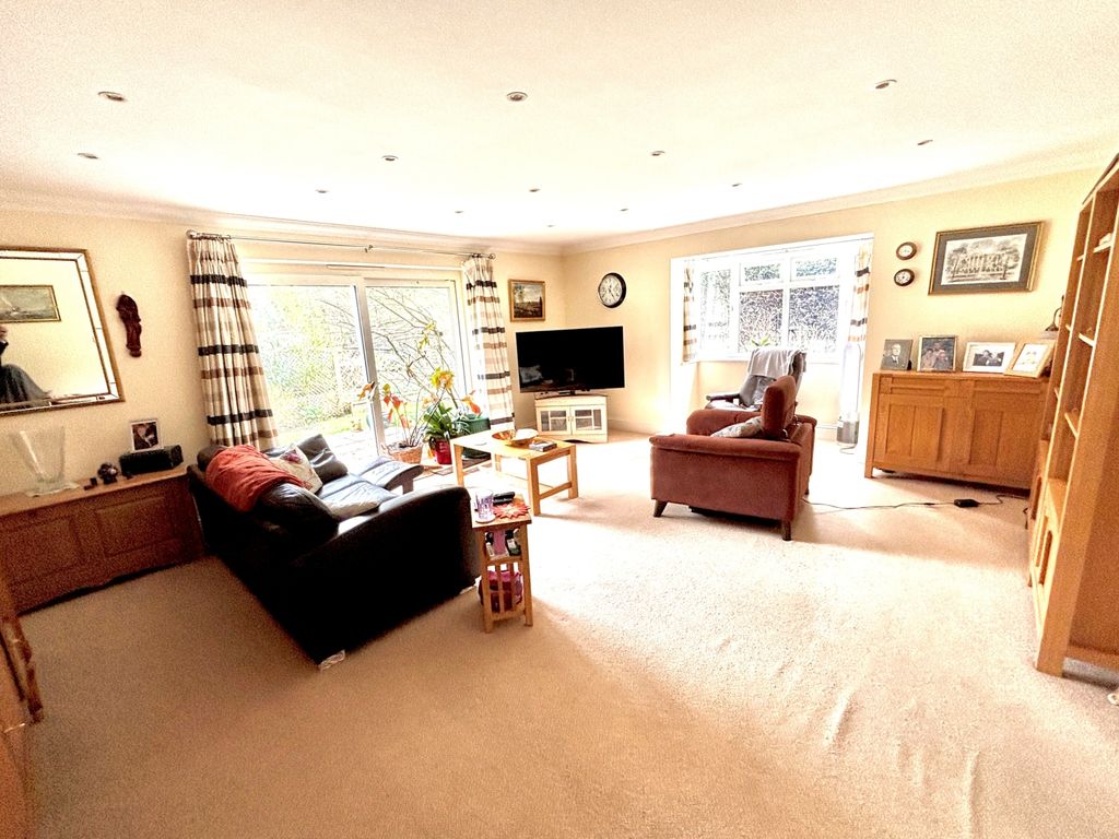 Property photo 2 of 19 Lounge