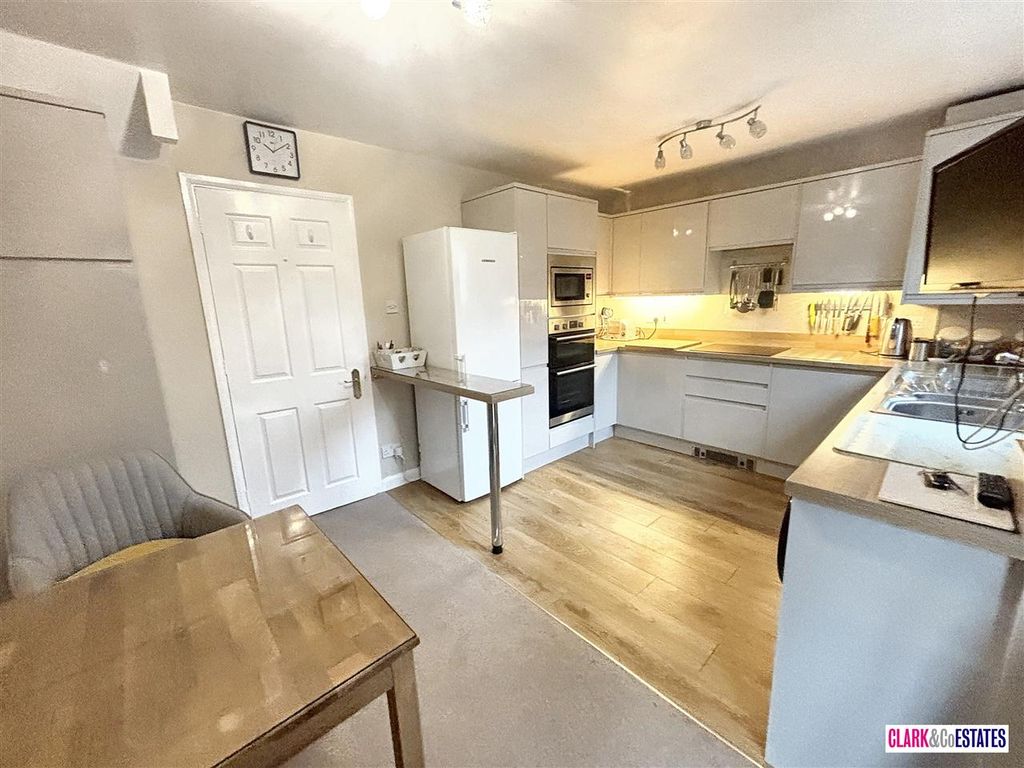 Property photo 3 of 16 Kitchen