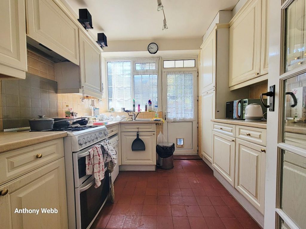 Property photo 2 of 9 Kitchen