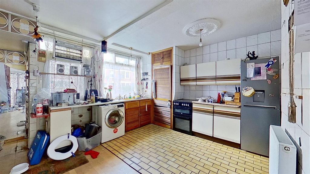 Property photo 3 of 18 Penwith-Road-Earlsfield-Sw18-10042026_133201.Jpg