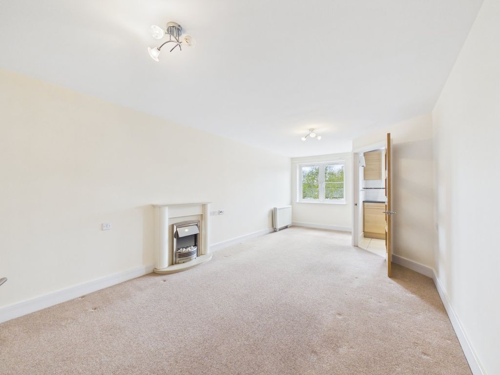 Property photo 2 of 14 Living/Dining Room