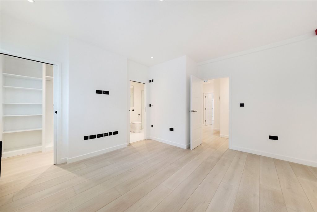 Property photo 3 of 13 Monmouth Street