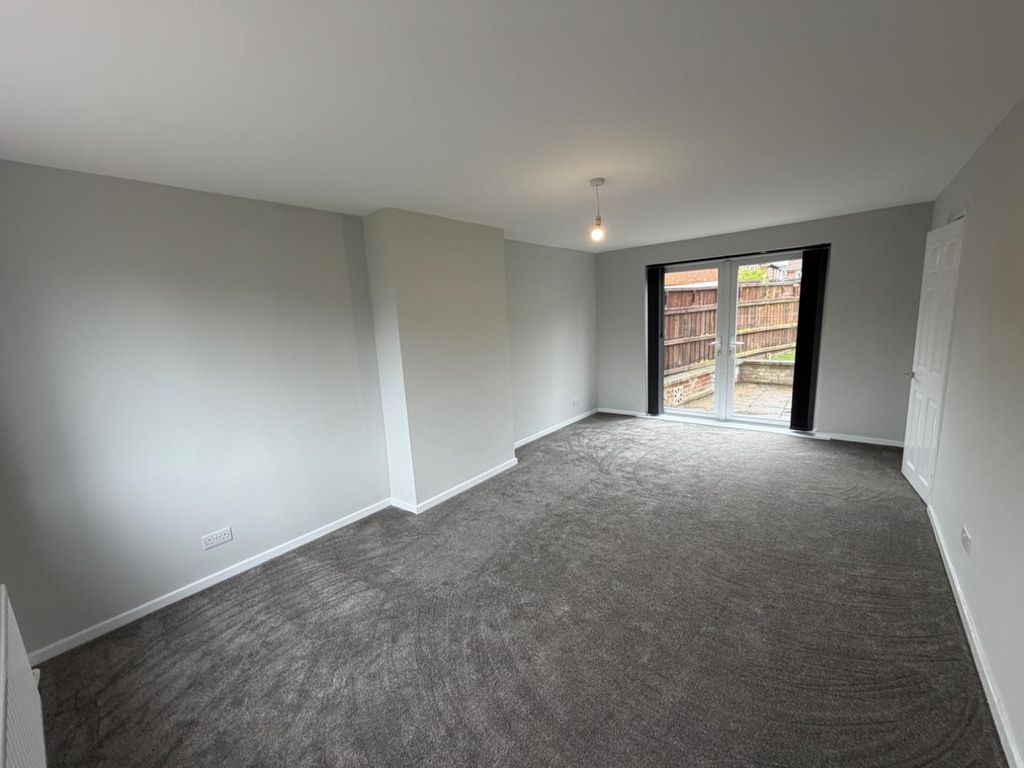 Property photo 3 of 13 Livingroom 2/2