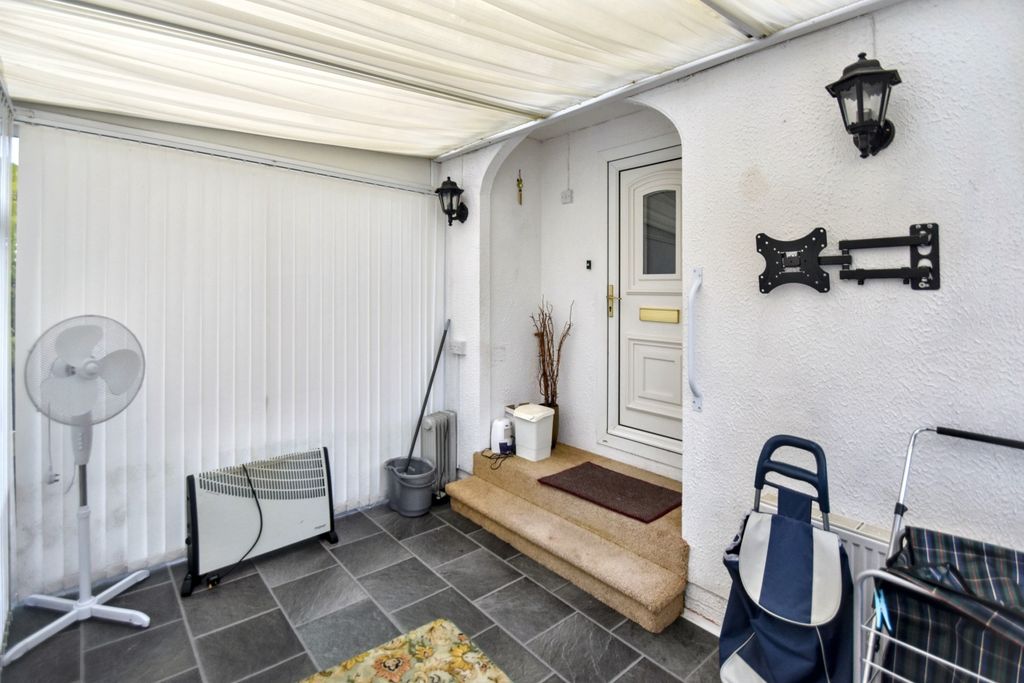 Property photo 2 of 11 Conservatory