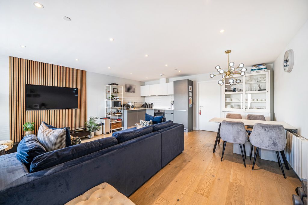 Property photo 2 of 21 1467177-11-6A182B...