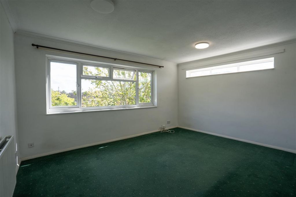 Property photo 2 of 8 Lounge