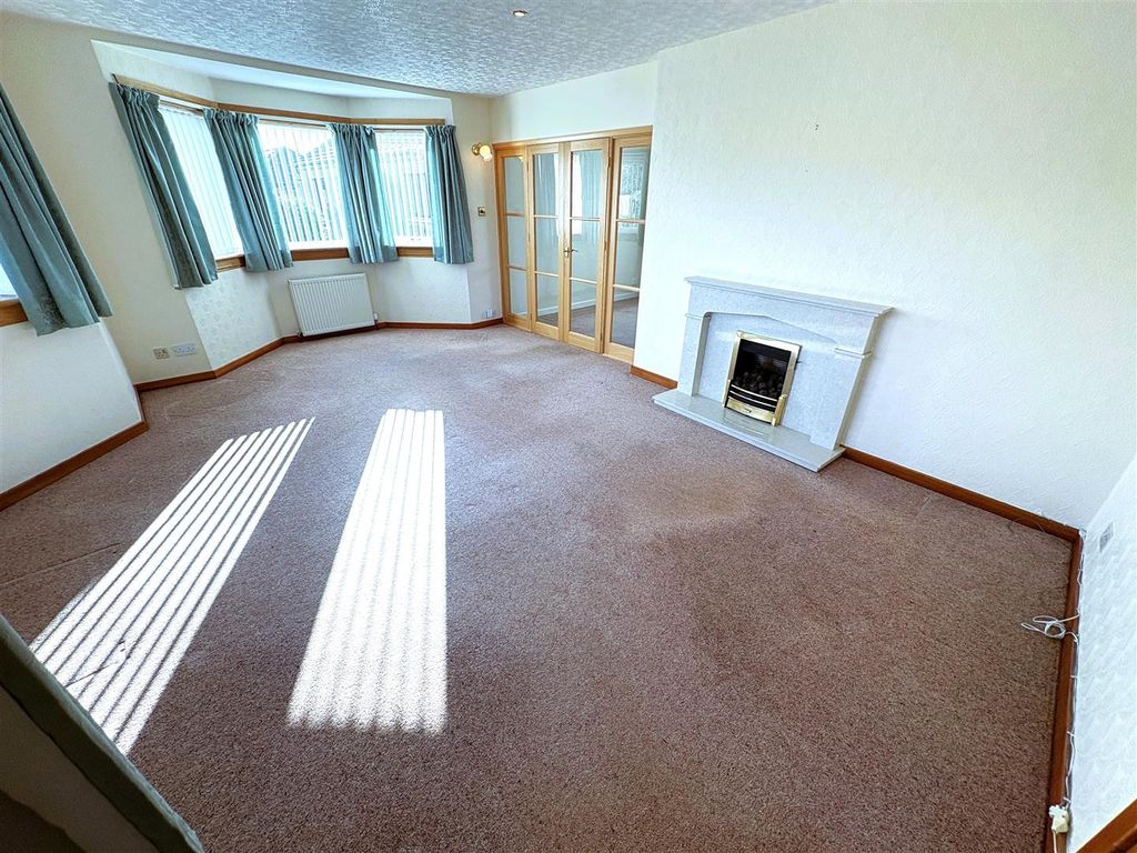 Property photo 2 of 19 Lounge