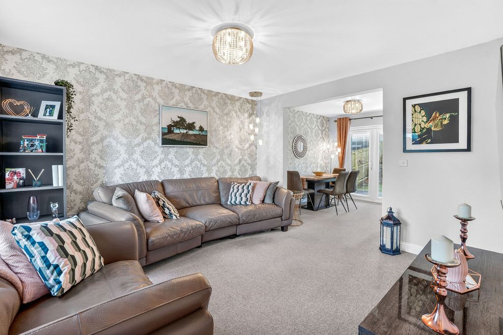 Property photo 2 of 31 Lounge