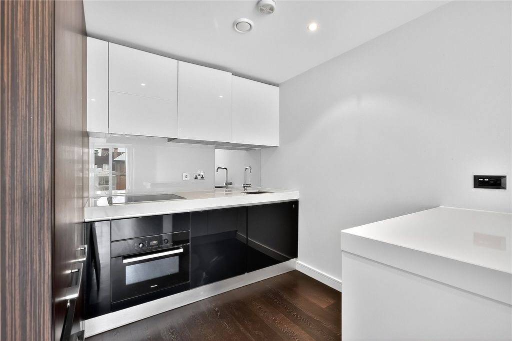 Property photo 3 of 19 Kitchen