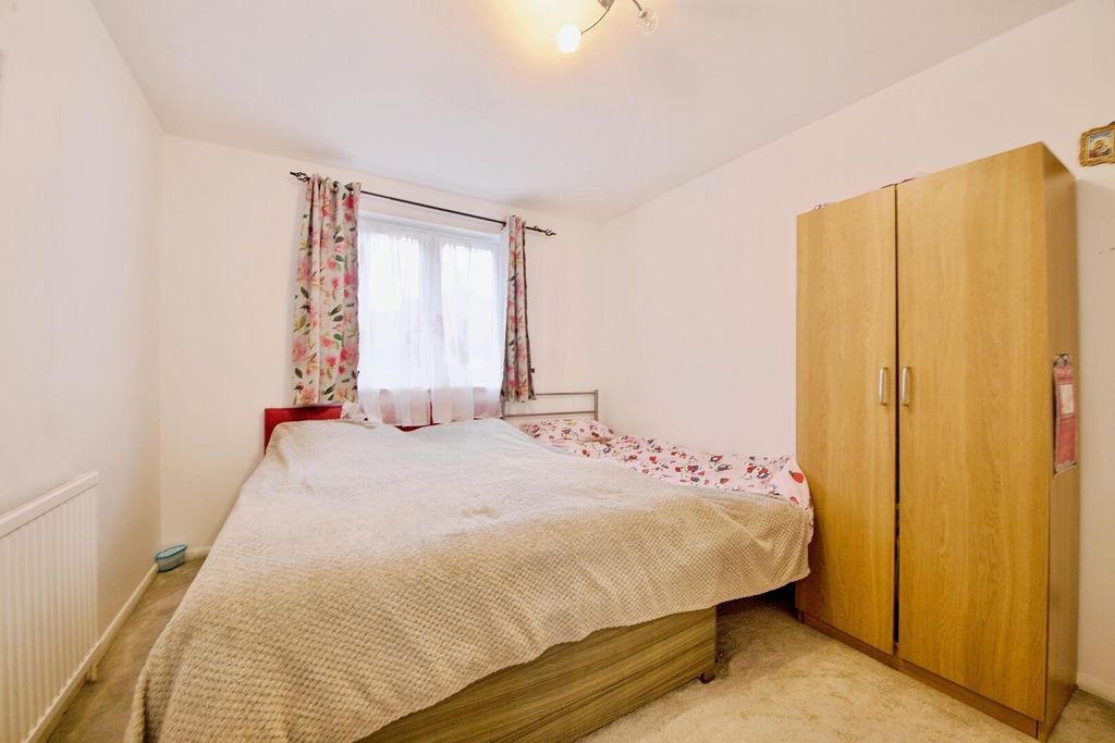 Property photo 3 of 8 Bedroom