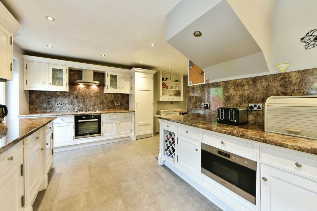 Property photo 2 of 15 Stunning Kitchen