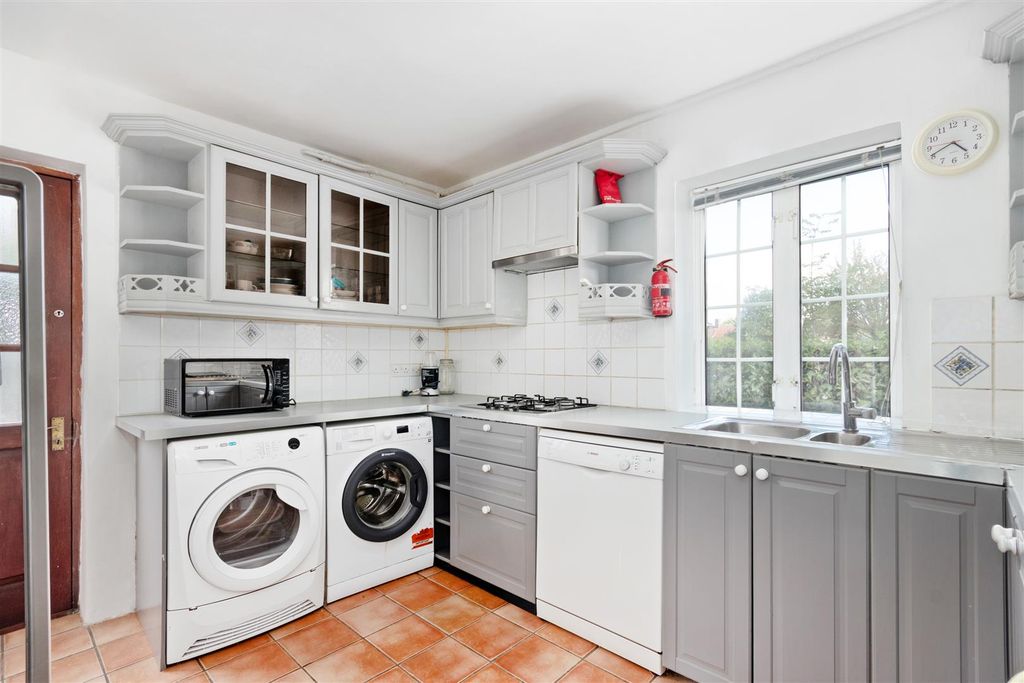 Property photo 2 of 12 Martin Way