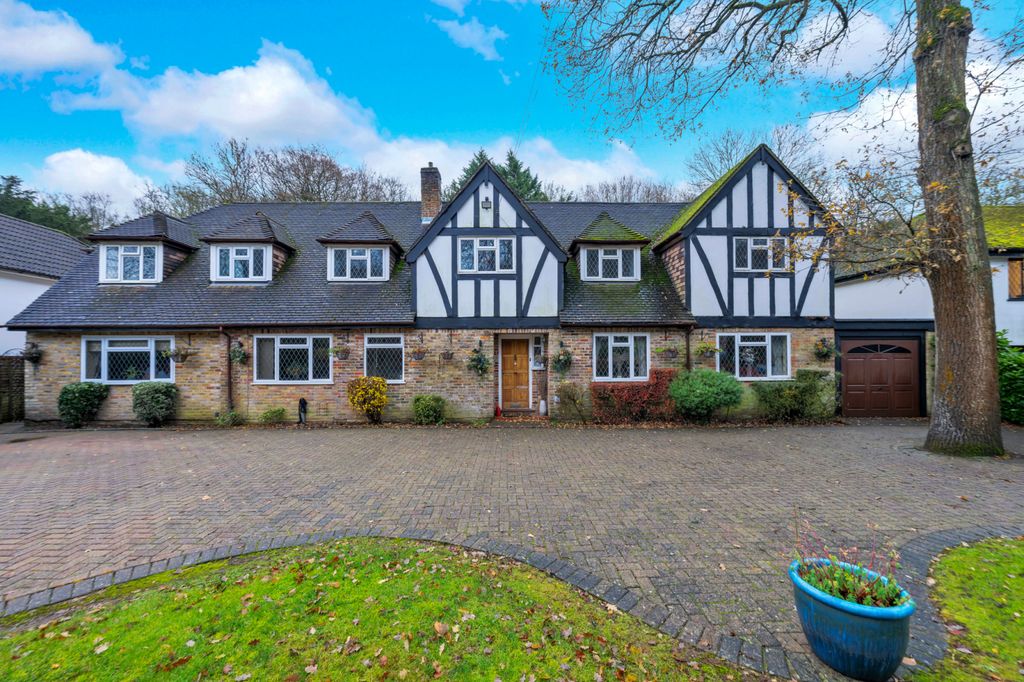 Property photo 1 of 32 Five Bedroom Detached Bungalow For Sale In Rickmansworth