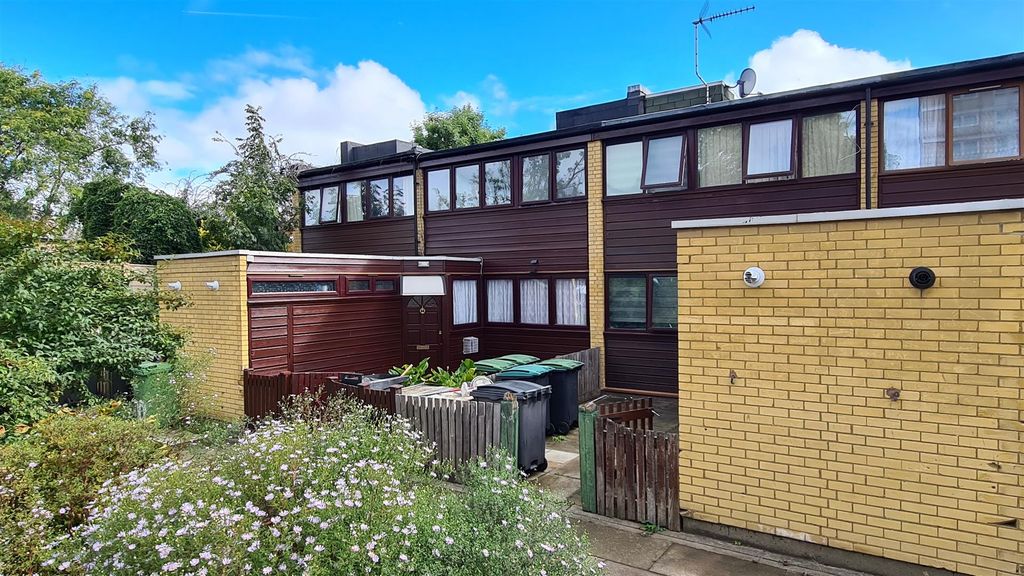 Property photo 1 of 28 Partridge Way N22