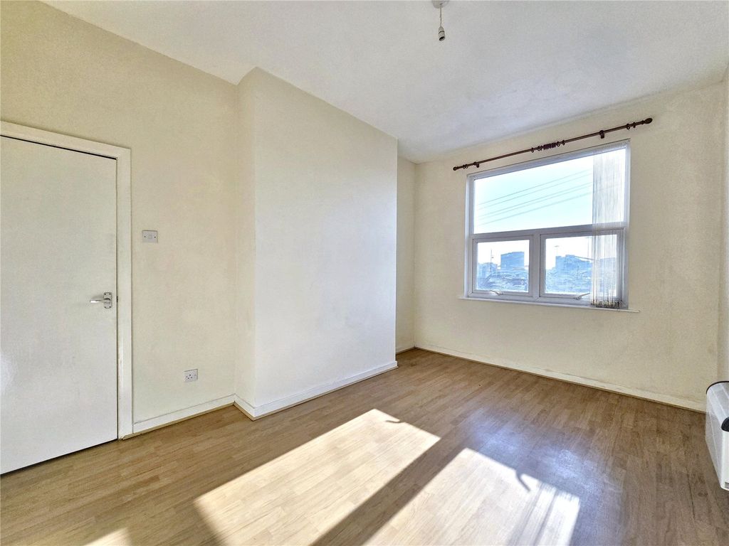 Property photo 3 of 7 Picture No. 12