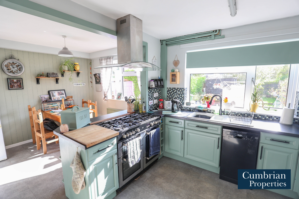Property photo 2 of 18 Dining Kitchen