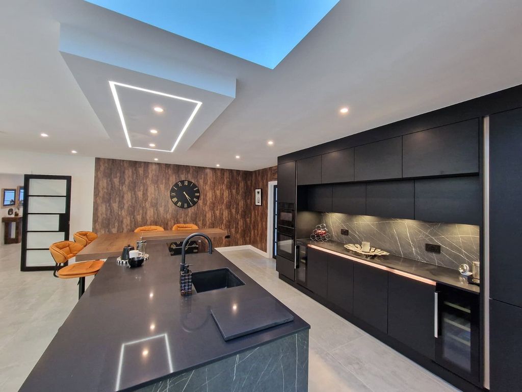 Property photo 3 of 15 Kitchen/Breakfast