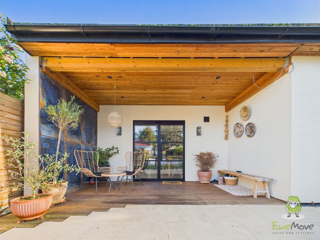 Property photo 3 of 47 Cam01543G0-Pr0167-Still006