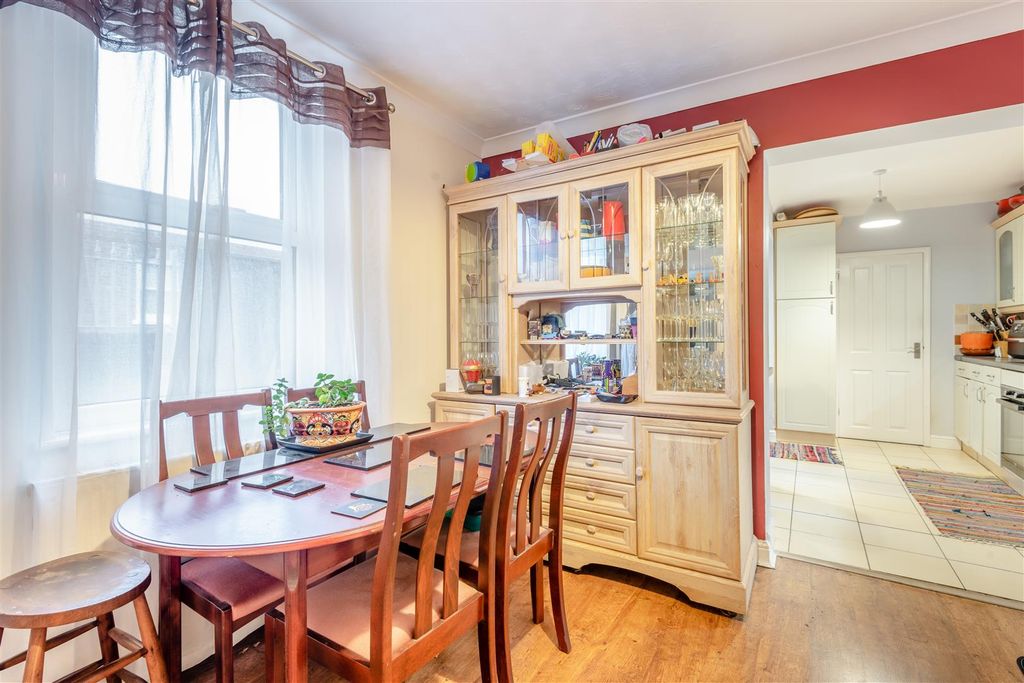 Property photo 3 of 10 8674691-Interior10.Jpg