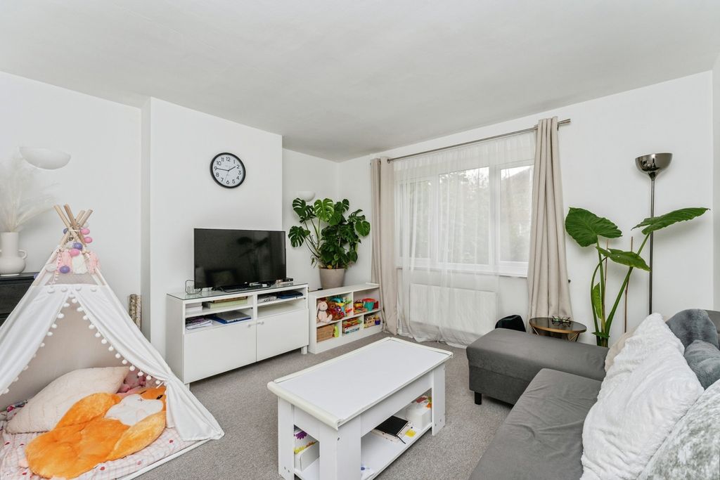 Property photo 3 of 17 Lounge