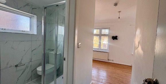 Property photo 1 of 13 Bath 4.Jpg