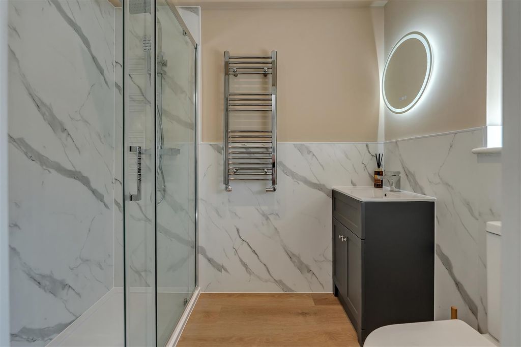 Property photo 2 of 12 Ensuite