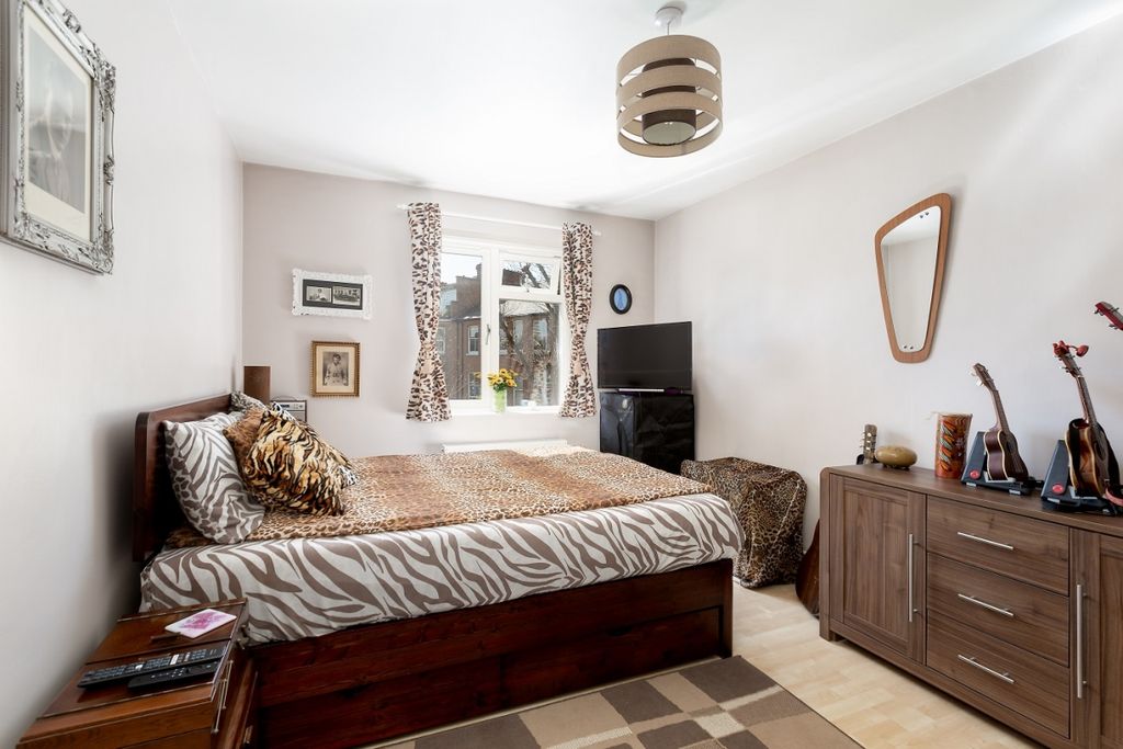 Property photo 2 of 12 Broadhurst Gardens-2
