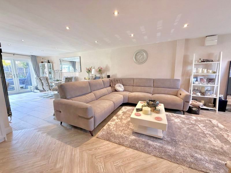 Property photo 3 of 14 Lounge