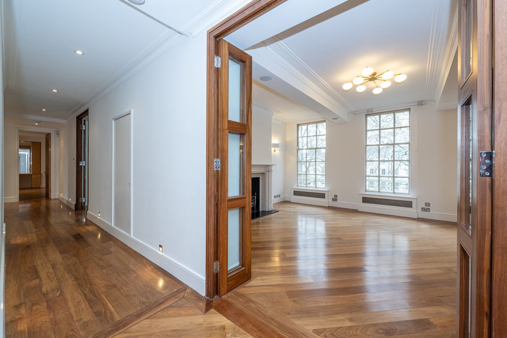 Property photo 3 of 23 Lowndes Square 11@20-001 Lr