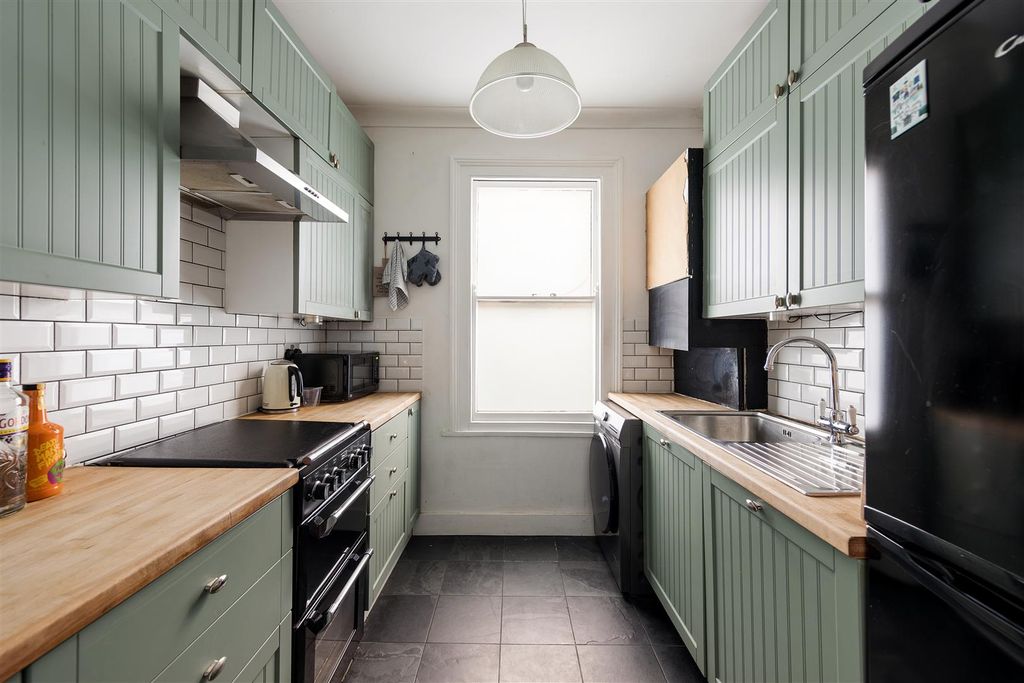 Property photo 2 of 20 Harris Street, E17