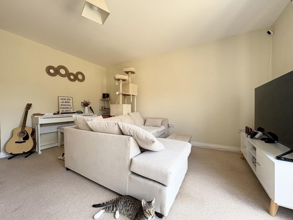 Property photo 3 of 17 Living Room