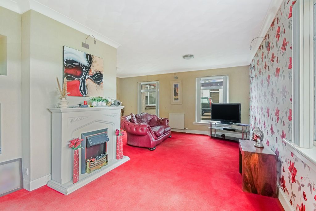 Property photo 2 of 11 Lounge