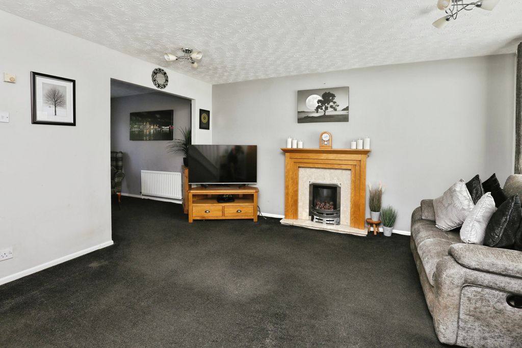 Property photo 3 of 15 Lounge