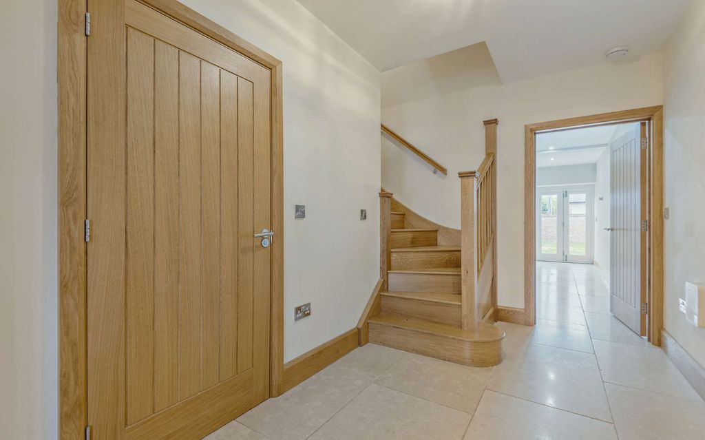 Property photo 3 of 35 Entrance Hall