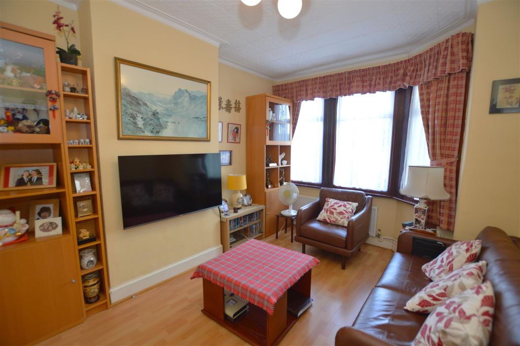 Property photo 2 of 13 35 Livingstone Road Living Room.Jpg