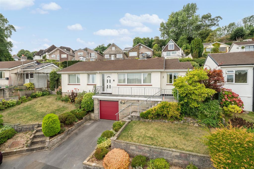 Property photo 3 of 25 Crescent Gdns E2.Jpg